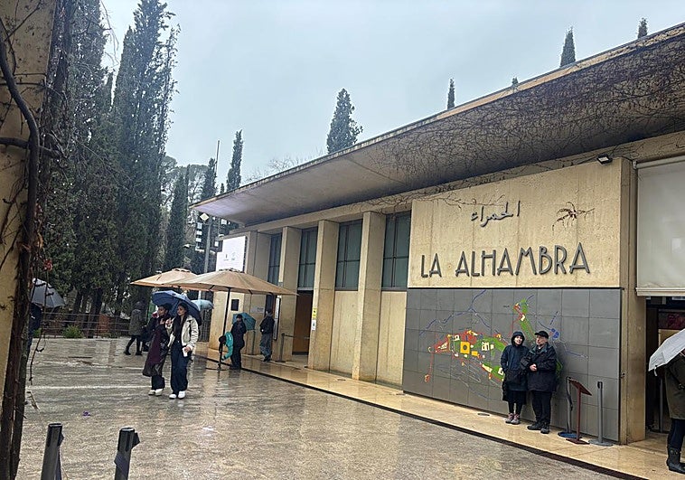Ni la borrasca puede con las turistas en la Alhambra: «Venimos desde Francia para verla»